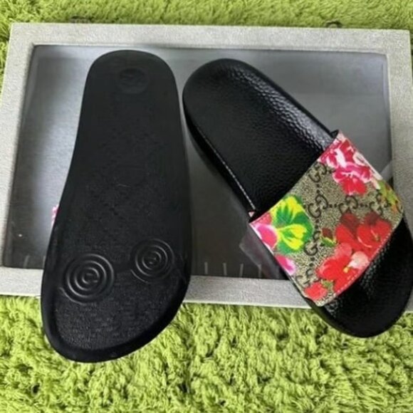 Gucci Supreme Slide Sandal - Picture 2 of 5
